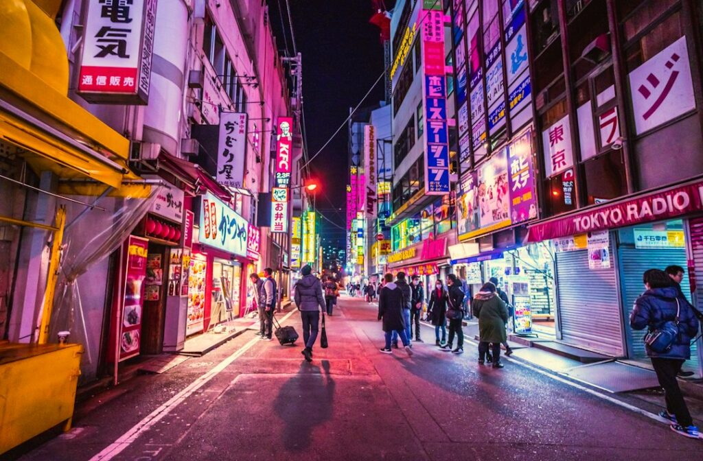 夜の街並みのイメージ（紹介施設の実写ではありません）