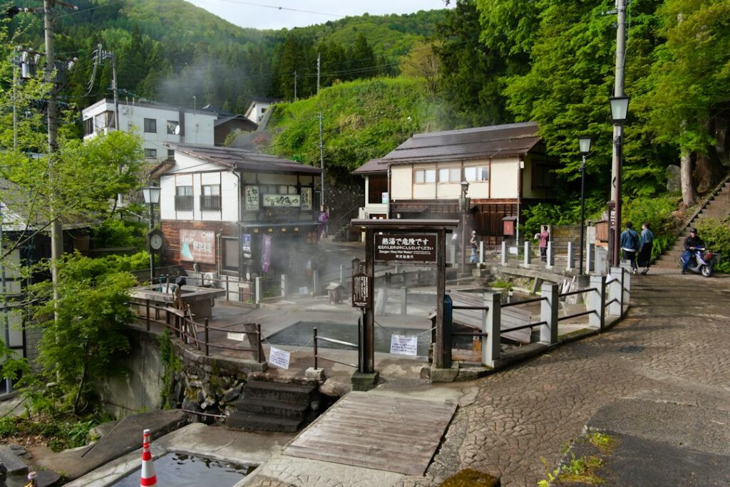 温泉街のイメージ(紹介施設の実写ではありません)