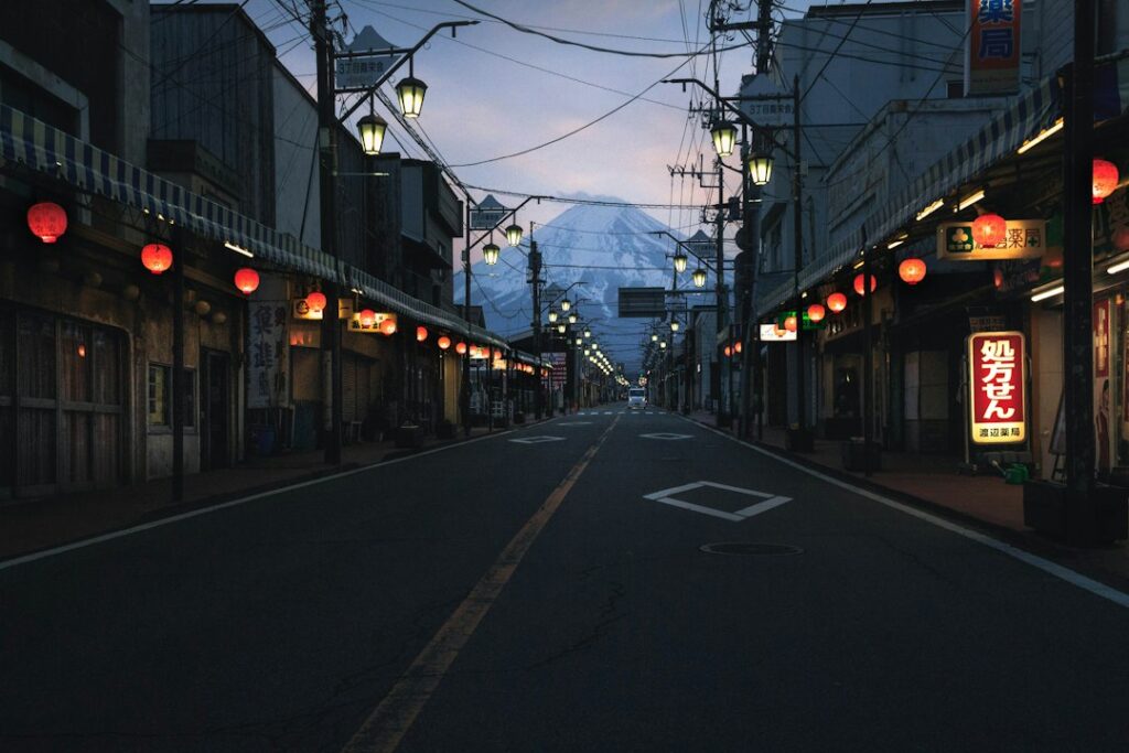 夕暮れの日本の市街地を写した街の集積のイメージ