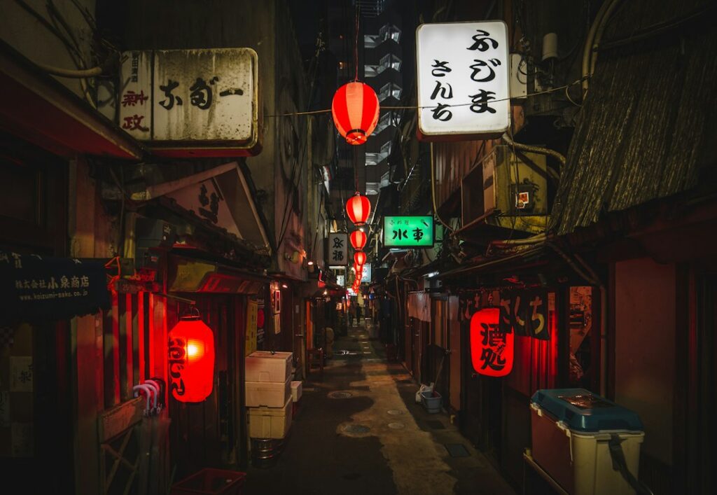 街灯と店舗の光が見える日本の夜の通りのイメージ