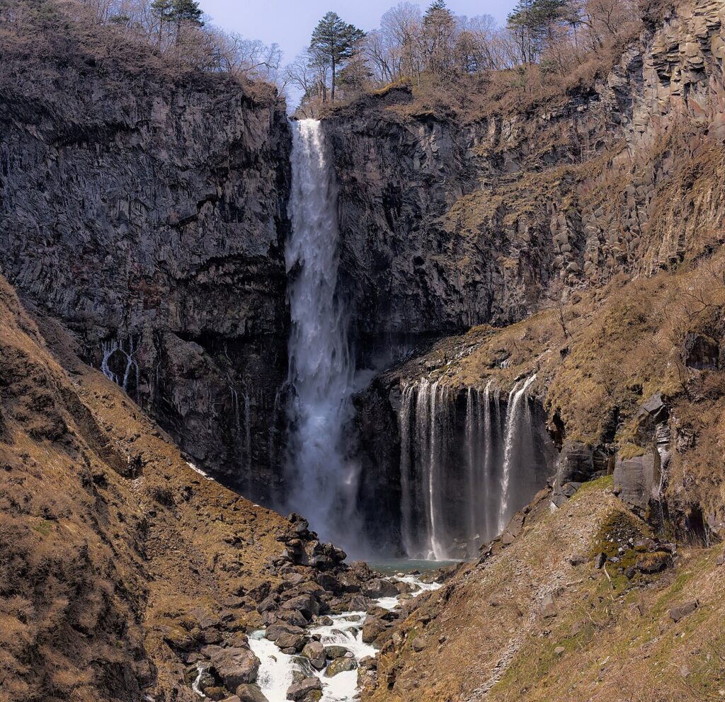 華厳の滝の全景